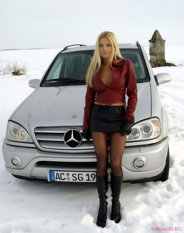 блондинка рядом с авто зимой