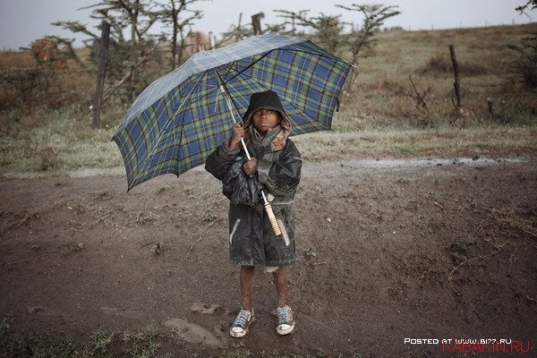 бедный негритянский мальчик с зонтиком Jonathan May