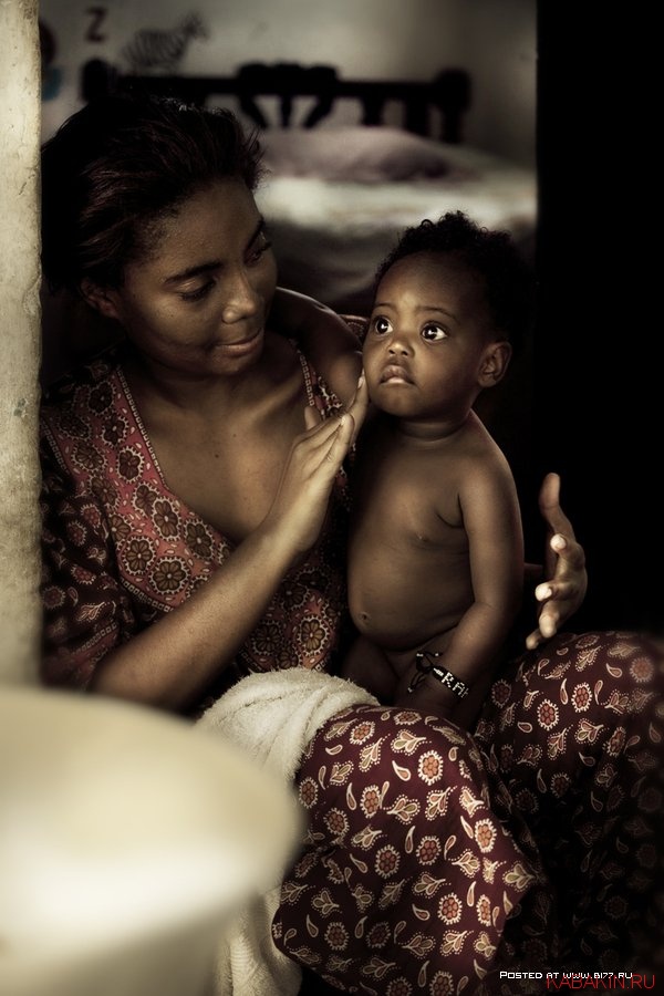 негритянка-мама любит свою дочку маленькую негритянку DIEGO ARROYO